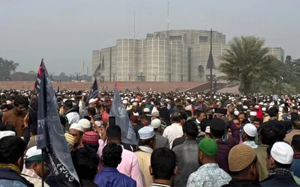 প্রিয় নেত্রীর শেষ বিদায়ে ঢাকায় সর্বস্তরের মানুষের ঢল