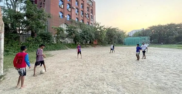 ঢাকা বিশ্ববিদ্যালয়ের ঘাসহীন কেন্দ্রীয় খেলার মাঠ। এতে ফুটবল খেলছেন কয়েকজন/ছবি: জাগো নিউজ





                                    ঢাবির এবড়োখেবড়ো মাঠে খেলতে গিয়ে ঘটছে দুর্ঘটনা
                                


ঢাকা বিশ্ববিদ্যালয় (ঢাবি) কেন্দ্রীয় খেলার মাঠ যেন পরিণত হয়েছে ধানক্ষেতে। নেই প্রয়োজনীয় ঘাস। সামান্য বৃষ্টিতেই তৈরি হয় জলাবদ্ধতা...