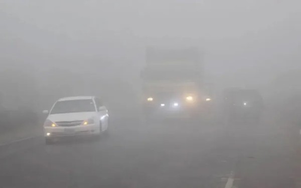 কুয়াশার চাদরে রাজধানী