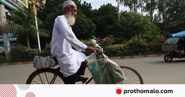 ৮০ বছর বয়সেও পত্রিকা বিলি করে চলেছেন রাজশাহীর মনিরুজ্জামান