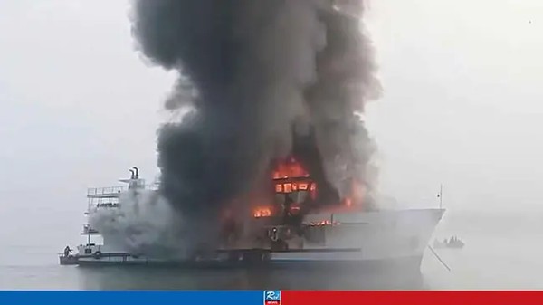 সেন্ট মার্টিনগামী জাহাজে ভয়াবহ আগুন