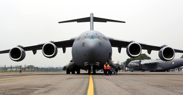 বিদেশে ভারতের একমাত্র পূর্ণাঙ্গ সামরিক ঘাঁটি ছিল আয়নি/ ফাইল ছবি: টাইমস অব ইন্ডিয়া





                                    বিদেশের একমাত্র সামরিক ঘাঁটি থেকে কেন চুপিসারে সৈন্য সরালো ভারত?
                                


বিদেশে ভারতের একমাত্র পূর্ণাঙ্গ সামরিক ঘাঁটি ছিল তাজিকিস্তানের আয়নি বিমানঘাঁটি। কিন্তু সেখান থেকে অনেকটা চুপিসারে সৈন্য ও সরঞ্জাম সরিয়ে নিয়েছে...