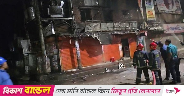 রাজধানীর  বংশালে ভবনে আগুন, নিয়ন্ত্রণে কাজ করছে ফায়ার সার্ভিস