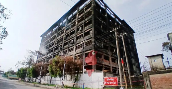 চট্টগ্রাম রপ্তানি প্রক্রিয়াকরণ অঞ্চলে পুড়ে যাওয়া আদমস ক্যাপস অ্যান্ড টেক্সটাইলস লিমিটেডের ভবন থেকে এখনো ধোঁয়া বের হচ্ছে, ছবি: জাগো নিউজ





                                        সিইপিজেডে আগুন
                                    

                                    ক্ষতিগ্রস্ত ভবনের ভবিষ্যৎ নির্ধারণে এমআইএসটির সহযোগিতা চায় বেপজা
                                


চট্টগ্রাম রপ্তানি প্রক্রিয়াকরণ অঞ্চলে (সিইপিজেড) পুড়ে যাওয়া আদমস ক্যাপস অ্যান্ড টেক্সটাইলস লিমিটেডের ঝুঁকিপূর্ণ সেই ভবনের ভবিষ্যৎ নির্ধারণে মিলিটারি ইনস্টিটিউট অব সায়েন্স অ্যান্ড টেকনোলজির (এমআইএসটি) সহযোগিতা চেয়েছে বেপজা...