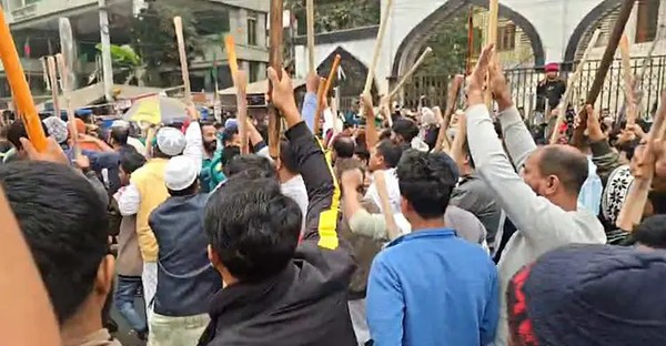 মানববন্ধনে হামলার প্রতিবাদে লাঠিসোঁটা নিয়ে বিক্ষোভ করেন ব্যবসায়ীরা





                                        কারওয়ান বাজার
                                    

                                    মানববন্ধনে হামলার প্রতিবাদে লাঠিসোঁটা নিয়ে রাস্তায় ব্যবসায়ীরা
                                


রাজধানীর কারওয়ান বাজারে চাঁদাবাজদের বিরুদ্ধে ব্যবসায়ীদের মানববন্ধনে হামলা চালিয়েছে একদল দুর্বৃত্ত। পরে দুই পক্ষের মধ্যে ধাওয়া পাল্টা ধাওয়ার ঘটনা ঘটে। পরবর্তীতে হামলাকারীদের বিরুদ্ধে লাঠিসোঁটা নিয়ে বিক্ষোভ করেন ব্যবসায়ীরা...