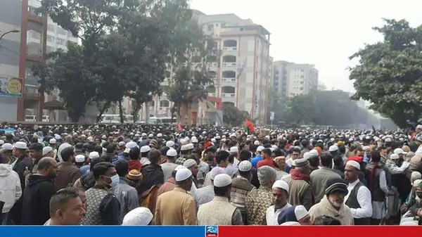 সংসদ এলাকায় জায়গা না পেয়ে বিভিন্ন সড়কে হাজারো মানুষ