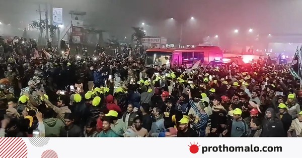 রাত ১০টা ৫ মিনিটে স্মৃতিসৌধের মূল ফটকে স্মৃতিসৌধ চত্বরে তারেক রহমান