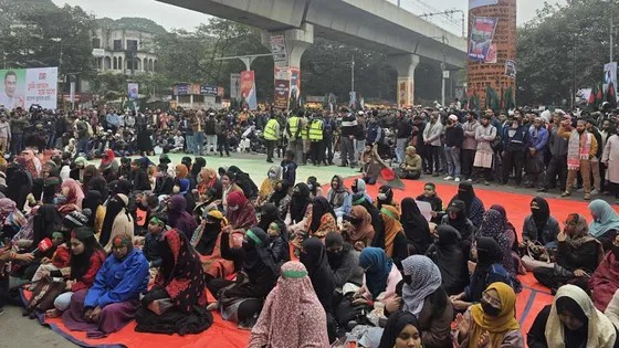 শহীদ হাদি হত্যার বিচার দাবিতে চতুর্থ দিনের মতো শাহবাগ অবরোধশহীদ শরিফ ওসমান হাদির হত্যার বিচারের দাবিতে চতুর্থ দিনের মতো রাজধানীর শাহবাগ মোড় অবরোধ করে অবস্থান কর্মসূচি পালন করছে...