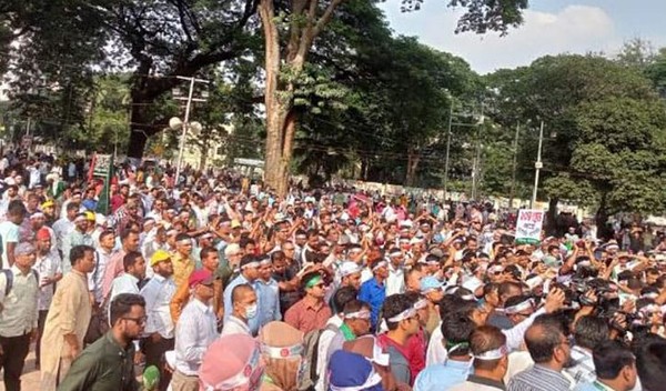 শহীদ মিনারে প্রাথমিক শিক্ষকদের অবস্থান, ২ উপদেষ্টার পদত্যাগ দাবি