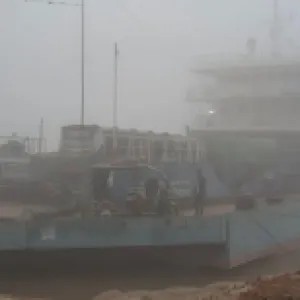 তীব্র কুয়াশায় দৌলতদিয়া-পাটুরিয়া নৌরুটে ফেরি চলাচল সাময়িকভাবে বন্ধ