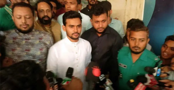 উপদেষ্টা আসিফ মাহমুদ সজীব ভূঁইয়া





                                    ঢাকা থেকে নির্বাচন করবেন আসিফ মাহমুদ
                                


আগামী ত্রয়োদশ জাতীয় সংসদ নির্বাচনে ঢাকা থেকে প্রতিদ্বন্দ্বিতা করবেন বলে জানিয়েছেন স্থানীয় সরকার, পল্লী উন্নয়ন ও সমবায় মন্ত্রণালয়ের উপদেষ্টা আসিফ মাহমুদ সজীব ভূঁইয়া...