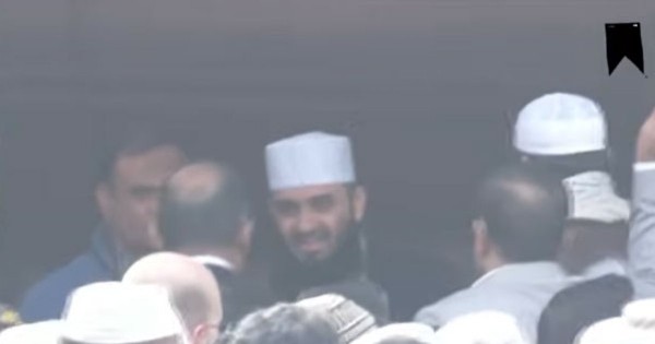 খালেদা জিয়ার কফিন কাঁধে তুলে নিলেন মিজানুর রহমান আজহারী