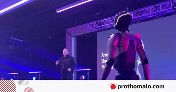 ইলন মাস্ক মঞ্চে নাচলেন, সঙ্গী হলো রোবট