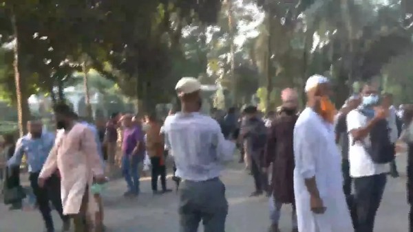 শাহবাগে জলকামান-সাউন্ড গ্রেনেডে শিক্ষকদের ছত্রভঙ্গ