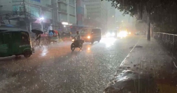 রাজধানীতে মুষলধারে বৃষ্টি, বিভিন্নস্থানে হাঁটু পানি