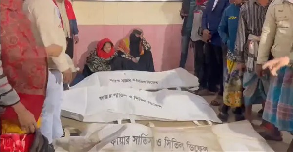 চাঁদপুরের মেঘনা নদীতে দুই লঞ্চের সংঘর্ষে নিহত বেড়ে চারজনে দাঁড়িয়েছে/ছবি সংগৃহীত





                                    মেঘনায় দুই লঞ্চের সংঘর্ষে নিহত বেড়ে ৪
                                


চাঁদপুরের মেঘনা নদীতে ঘন কুয়াশায় জাকির সম্রাট-৩ ও অ্যাডভেঞ্চার-৯ লঞ্চের সংঘর্ষে নিহত বেড়ে চারজনে দাঁড়িয়েছে। বৃহস্পতিবার...