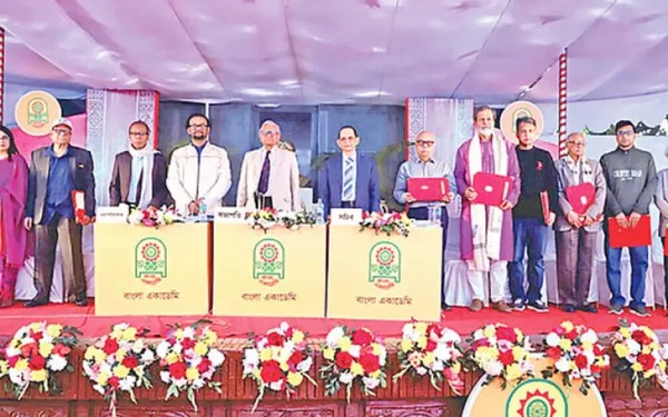 বাংলা একাডেমির সাহিত্য পুরস্কার পেলেন ৯ গুণীজন