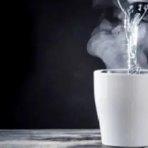 শীতের সকালে কুসুম গরম পানি কেন পান করবেন