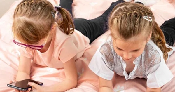 ১৫ বছরের কম বয়সীদের জন্য সামাজিক যোগাযোগমাধ্যমে নিষেধাজ্ঞা দিচ্ছে ডেনমার্ক