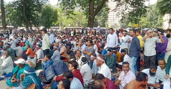 তিন দফা দাবিতে কেন্দ্রীয় শহীদ মিনারে সরকারি প্রাথমিক বিদ্যালয়ের সহকারী শিক্ষকদের অবস্থান/ছবি: জাগো নিউজ





                                    শিক্ষকরা কর্মবিরতিতে, ক্লাসের বাইরে প্রাথমিকের ১ কোটি শিক্ষার্থী
                                


বেতন বৃদ্ধি ও পদোন্নতির দাবিতে অনির্দিষ্টকালের কর্মবিরতি শুরু করেছেন সারাদেশের সব সরকারি প্রাথমিক বিদ্যালয়ের সহকারী শিক্ষকরা। পূর্বঘোষণা অনুযায়ী—আজ রোববার (৯ নভেম্বর) সকাল থেকে এ কর্মবিরতি শুরু করেছেন তারা...