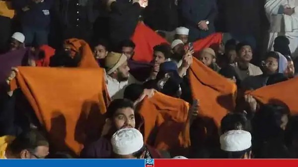 শাহবাগে আন্দোলনকারীদের কম্বল দিলো ইনকিলাব মঞ্চ