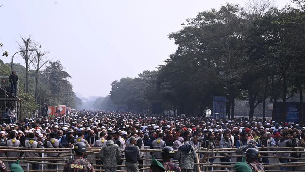 খালেদা জিয়াকে বিদায় জানাতে মানুষের ঢল