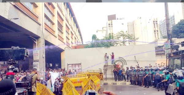 আন্দোলনরত নন-এমপিও শিক্ষকদের ওপর পানি নিক্ষেপ করে পুলিশ/ ছবি- জাগো নিউজ





                                    সাউন্ড গ্রেনেড-জলকামানে ছত্রভঙ্গ নন-এমপিও শিক্ষকরা
                                


এমপিওভুক্তির দাবিতে আন্দোলনরত নন-এমপিও শিক্ষকদের ওপর সাউন্ড গ্রেনেড ও জলকামান থেকে পানি নিক্ষেপ করেছে পুলিশ। এতে সচিবালয় অভিমুখে প্রবেশের চেষ্টা করা শিক্ষকরা ছত্রভঙ্গ হয়ে পড়েছেন...