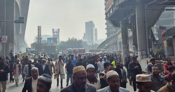 কারওয়ান বাজার থেকে যানচলাচল বন্ধ, হেঁটেই জানাজায় যাচ্ছে মানুষ