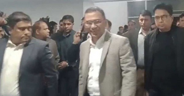 মা খালেদা জিয়াকে দেখতে হাসপাতালে তারেক রহমান