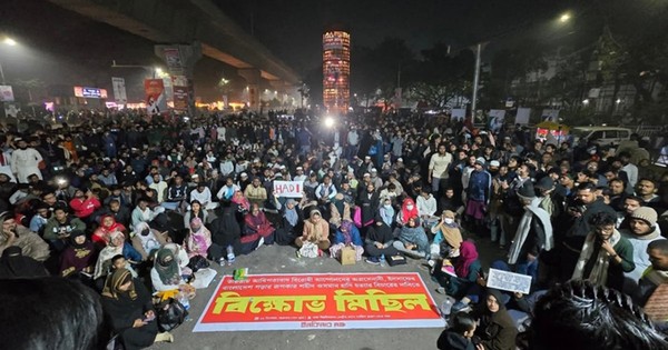 মধ্যরাতেও ছাত্র-জনতার স্লোগানে প্রকম্পিত শাহবাগ