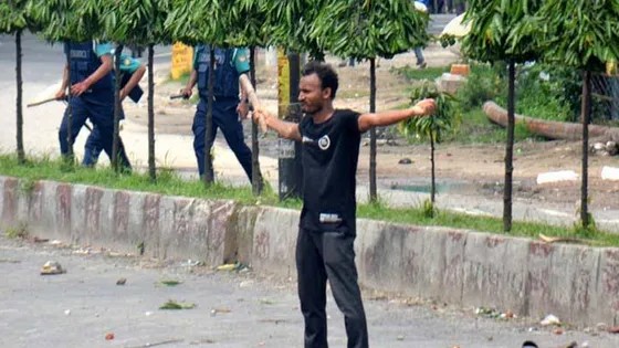 আবু সাঈদ হত্যা মামলায় আজও সাক্ষ্য দেবেন তদন্ত কর্মকর্তানিজস্ব প্রতিবেদক চব্বিশের জুলাই গণ-অভ্যুত্থানের প্রথম শহীদ রংপুর বেগম রোকেয়া বিশ্ববিদ্যালয়ের (বেরোবি) শিক্ষার্থী আবু সাঈদ হত্যার ঘটনায় মানবতাবিরোধী অপরাধের...