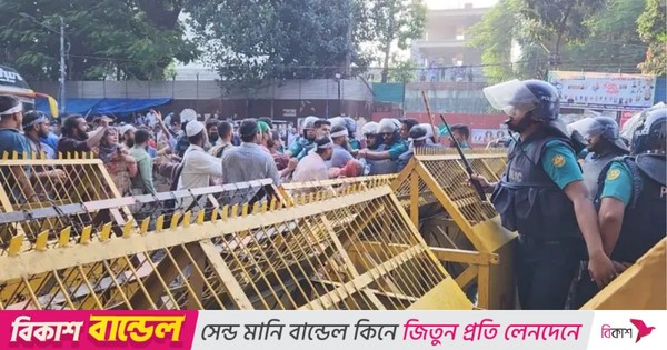 প্রাথমিক শিক্ষকদের পদযাত্রায় পুলিশের বাধা, সাউন্ড গ্রেনেড-টিয়ার শেল নিক্ষেপ