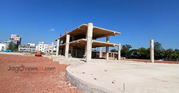 চট্টগ্রাম জালালাবাদ ওয়ার্ডের কুলগাঁও এলাকায় নতুন বাস টার্মিনালের নির্মাণ কাজ প্রায় শেষ, ছবি: জাগো নিউজ





                                    তৈরি হচ্ছে চট্টগ্রাম সিটি করপোরেশনের নতুন বাস টার্মিনাল
                                


প্রায় ৩৩ বছর পর চট্টগ্রাম সিটি করপোরেশনের (চসিক) নতুন বাস টার্মিনাল তৈরি হচ্ছে। নগরীর জালালাবাদ ওয়ার্ডের কুলগাঁও এলাকায় টার্মিনালটি বানাতে খরচ হচ্ছে প্রায় ১৪০ কোটি টাকা। এরই মধ্যে টার্মিনালের ভৌতকাজের বেশিরভাগ শেষের দিকে।...