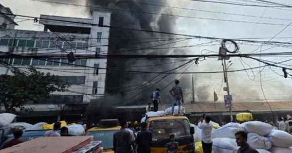 টঙ্গীতে আগুনে পুড়ছে তুলার গুদাম