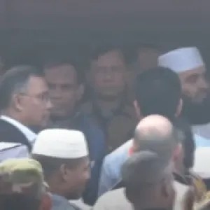 খালেদা জিয়ার কফিন কাঁধে তুলে নিলেন আজহারী