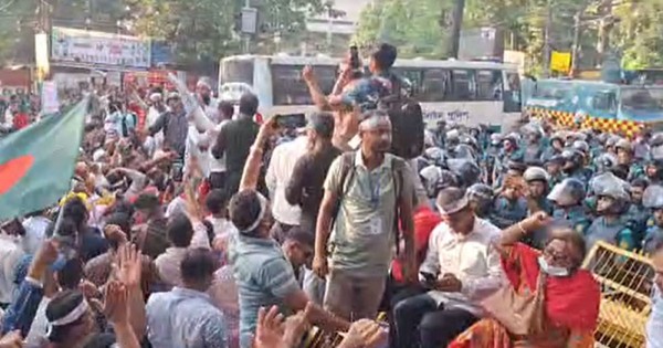 শাহবাগে পুলিশের জলকামান-সাউন্ড গ্রেনেডে ছত্রভঙ্গ শিক্ষকরা