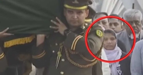 খালেদা জিয়ার কফিনের সঙ্গে হাঁটলেন ছায়াসঙ্গী ফাতেমা