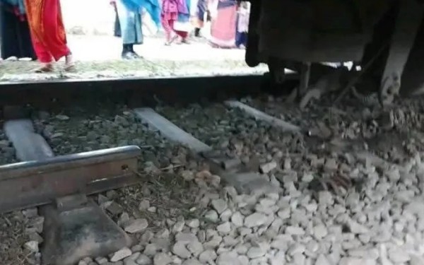 রেললাইন কেটে নিয়ে গেছে দুর্বৃত্তরা, ট্রেন লাইনচ্যুত