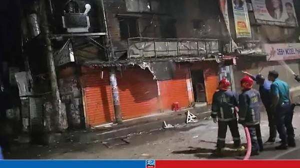 গভীর রাতে বংশালে ভবনে আগুন, নিয়ন্ত্রণে ফায়ার সার্ভিস