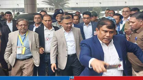 মাকে দেখতে এভারকেয়ারের পথে তারেক রহমান