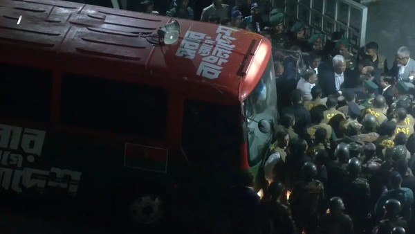 অবশেষে হাসপাতালে মায়ের পাশে তারেক রহমান