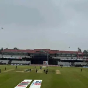 দেখা নেই সূর্যের, ফ্লাডলাইট জ্বালিয়ে শুরু খেলা