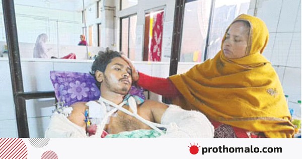 চাঁপাইনবাবগঞ্জ ‘কোনো কথা নাই, খালি কোপাইছে’