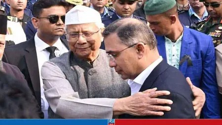 তারেক রহমানকে জড়িয়ে ধরে সান্ত্বনা প্রধান উপদেষ্টার