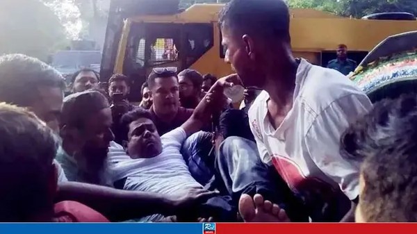 শাহবাগে শিক্ষকদের ছত্রভঙ্গ করে দিল পুলিশ, আহত অনেকে