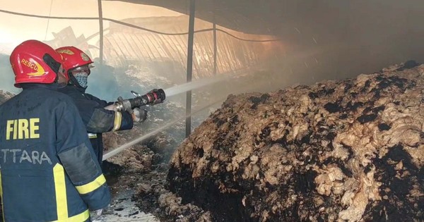 টঙ্গীতে তুলার গুদামের আগুন নিয়ন্ত্রণে