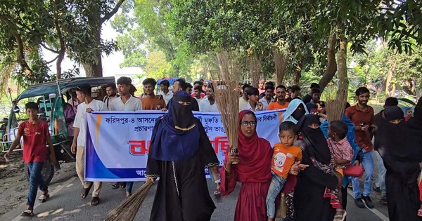 সম্ভাব্য স্বতন্ত্র প্রার্থীর তোরণ ভাঙচুর, প্রতিবাদে ঝাড়ু মিছিল