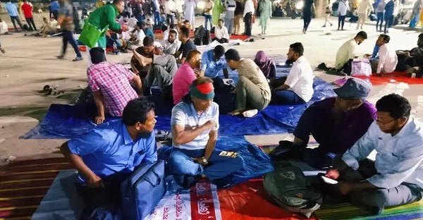 শহীদ মিনারে রাত কাটছে প্রাথমিক শিক্ষকদের, রোববার থেকে কর্মবিরতি
                                


নাজমুন নাহার বলেন, নারী হয়ে আমরা আজকে খোলা আকাশের নিচে কেন, তা নিশ্চয়ই বুঝতে পারছেন। শখ করে কেউ এখানে আসবে না। যে বেতন-ভাতা দেওয়া হয়, তা দিয়ে সংসার চালানো কষ্টসাধ্য....