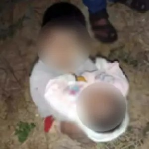 কনকনে শীতের রাতে ২ শিশুকে রাস্তায় ফেলে গেল বাবা-মা