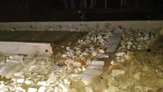 রেললাইনের পাত তুলে ফেলায় দুই বগি লাইনচ্যুত, ঢাকা-ময়মনসিংহ রেল চলাচল বন্ধময়মনসিংহের গফরগাঁওয়ে দুবৃত্তরা রেললাইনের পাত তুলে ফেলায় যাত্রীবাহী আন্তঃনগর অগ্নিবীনা ট্রেন লাইনচ্যুত হয়েছে। এতে ঢাকা-ময়মনসিংহ রুটে ট্রেন চলাচল বন্ধ...